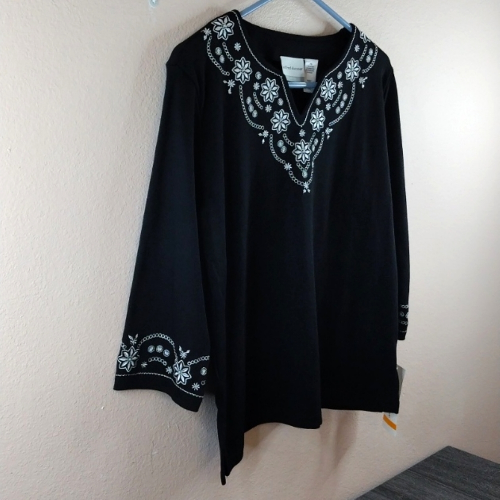 Alfred Dunner Black Top with White Floral Embroidery Petite Small